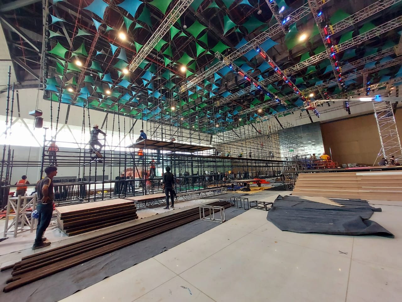 Interlocking scaffolding rig assembled as a stage support structure